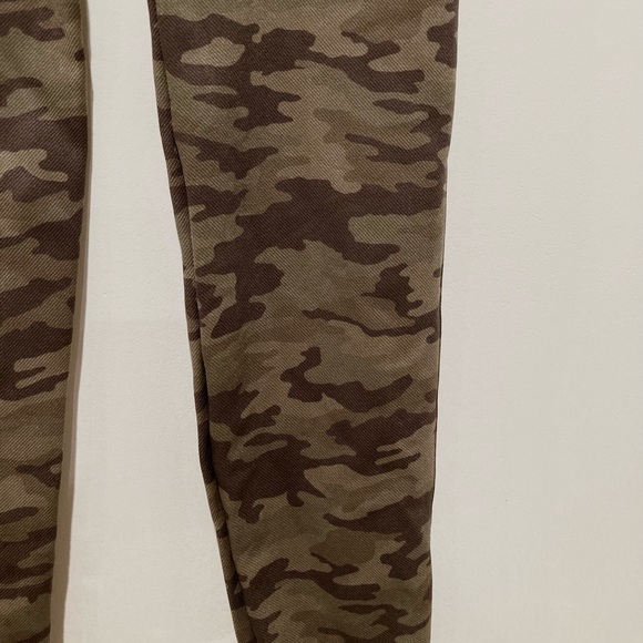 Spanx Look at Me Now Seamless Leggings, Size L, Green Camo - Picture 3 of 6